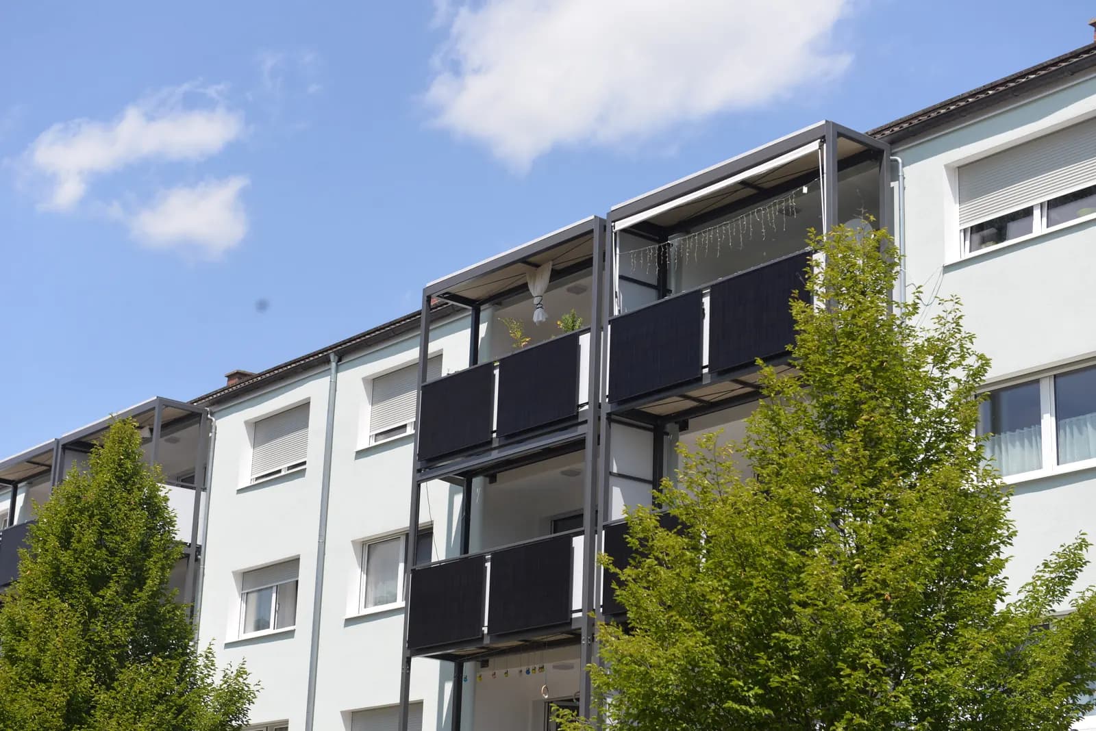 Balkon-Photovoltaikmodule an den Balkonen eines Mehrfamilienhauses