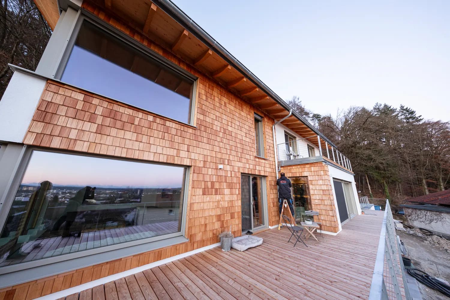 Moderner Neubau mit Holzschindel-Fassade – Referenzobjekt der Elektro-Service SFS GmbH