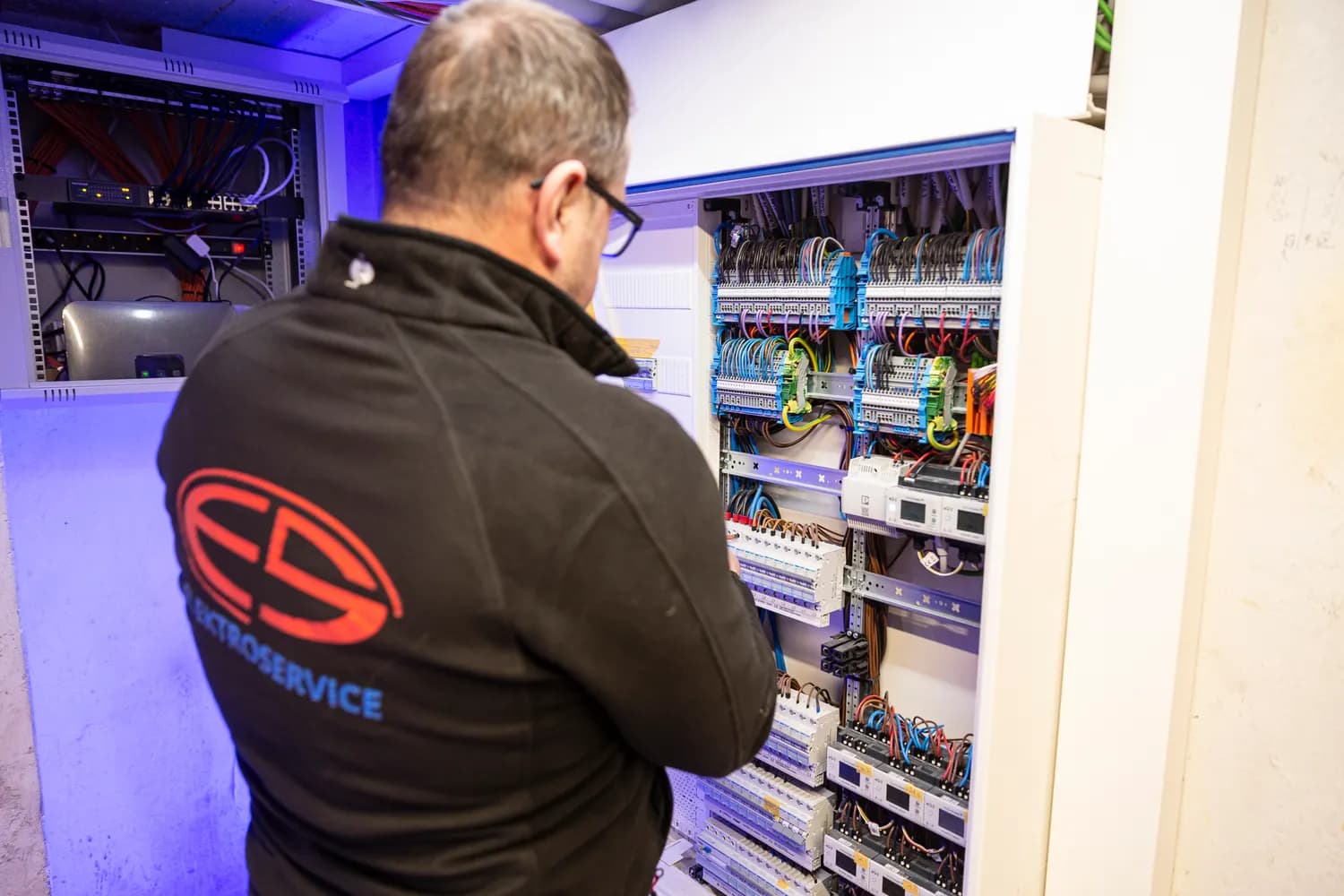 Monteur der Elektro-Service SFS beim Verdrahten eines Zählerschranks