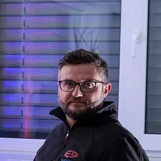 Ansprechpartner der Elektro-Service SFS GmbH am Arbeitsplatz im Büro in Burghausen