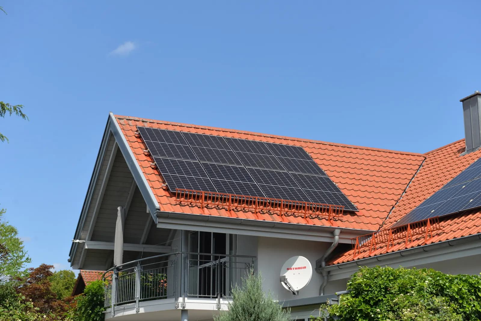 Photovoltaikanlage auf dem Ziegeldach eines Einfamilienhauses in Burghausen